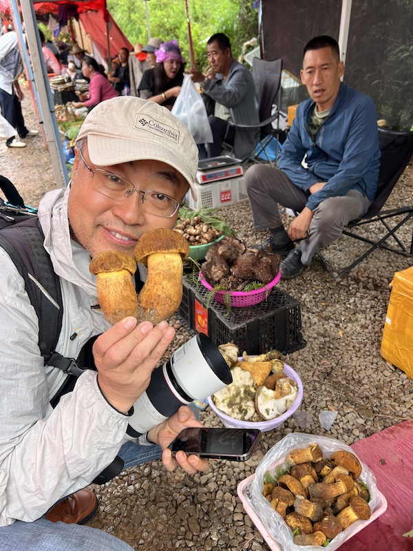 北京大学哲学系教授刘华杰是国内博物文化的倡行者。今年八月，刘华杰在中国博物论坛期间与半夏等人前往昆明周边乡街子买菌子。  摄影/半夏