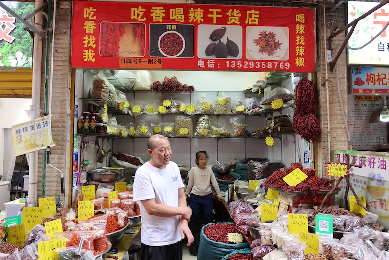 在“吃香喝辣干货店”，几乎买得到所有叫得出名字的东南亚调料。  摄影/河洛