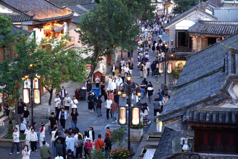 本地人与外来者之间形成了两个“平行世界”，一个带着乌托邦实验色彩，一个是紧贴现实的经济选择（摄影记者/任玉明）